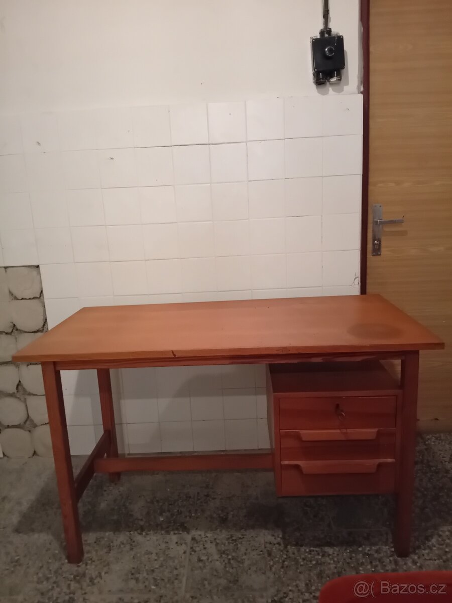 Psací stůl dřevěný