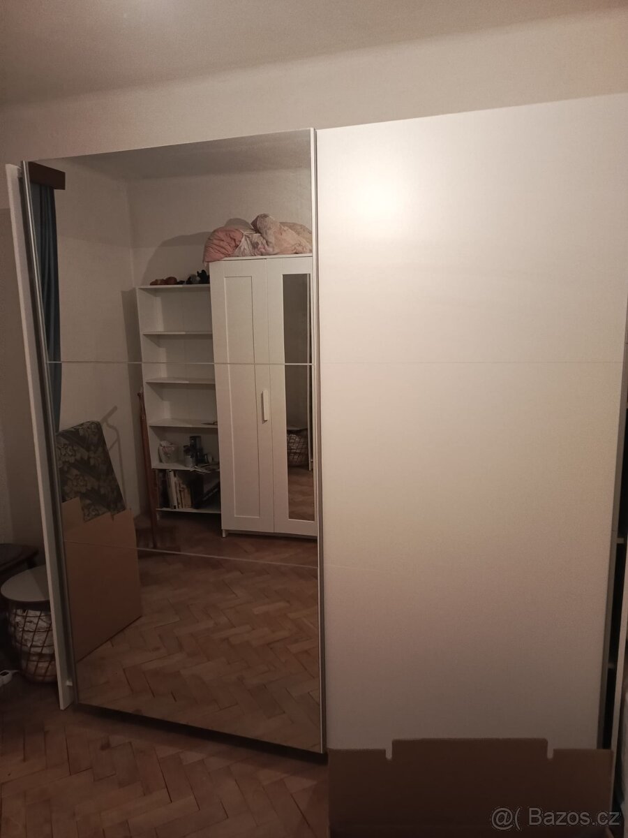 Posuvná šatní skříň