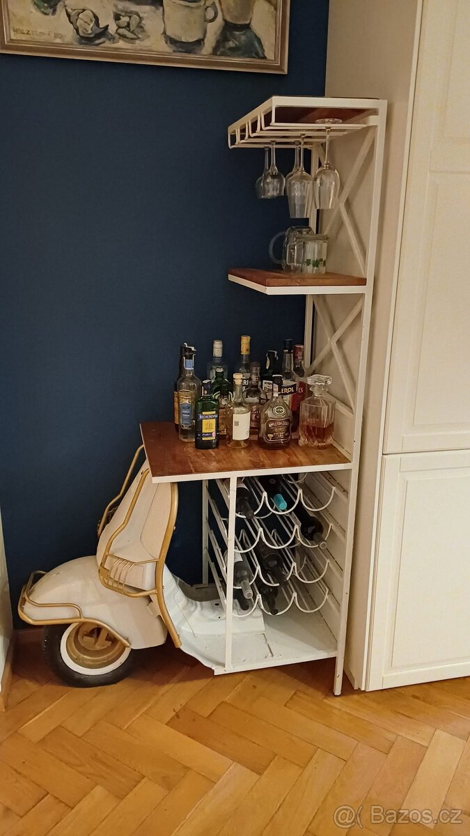 Bar/vinotéka/stojan na víno ve stylu skútru Vespa