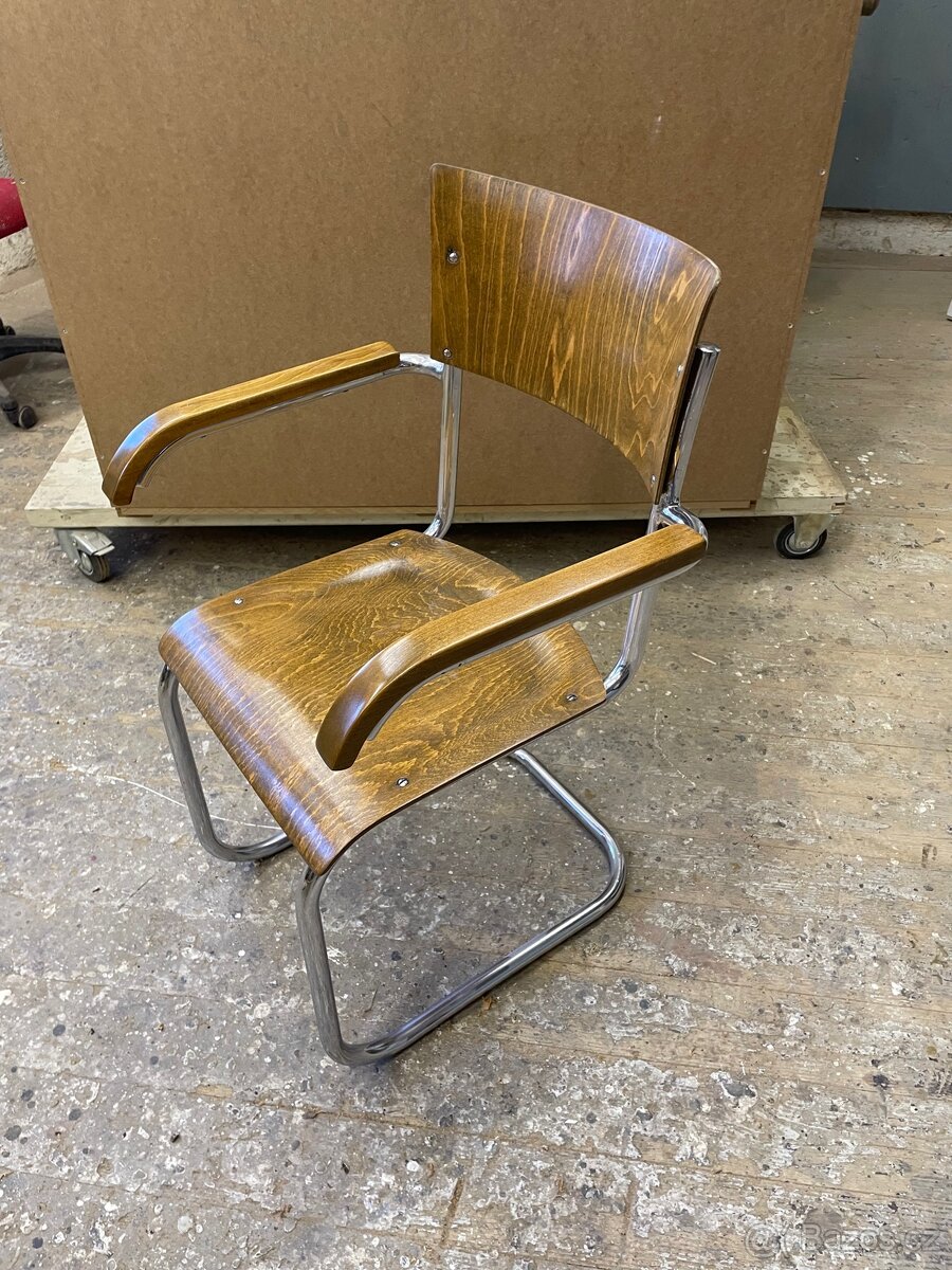 Chromovaná funkcionalistická židle s područkami