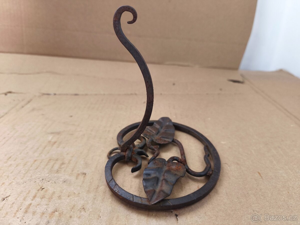 Prodám starožitný držák z tepaného železa