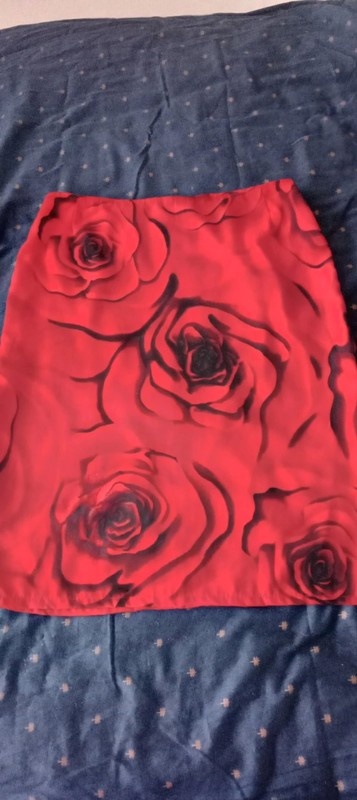 Červená pouzdrová sukně