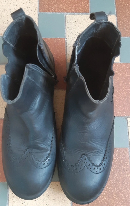 Kožené nízké kozačky zn. BAŤA 35