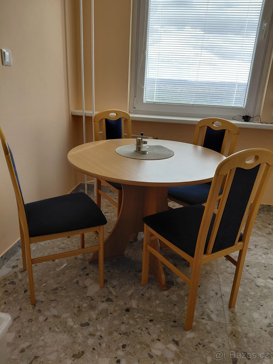 Jídelní stůl a 4 židle - poctivé dřevo (buk)