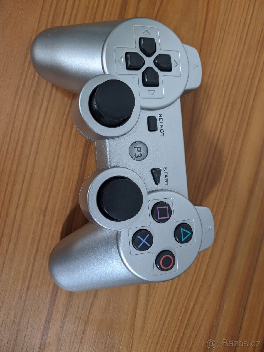 7. PS3 bezdrátový ovladač stříbrný