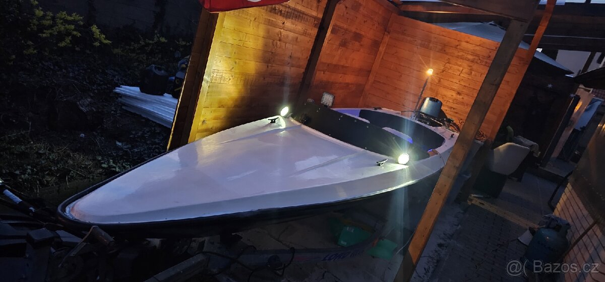 Motorový člun po kompletní rekonstrukci + vlek + motor 23hp