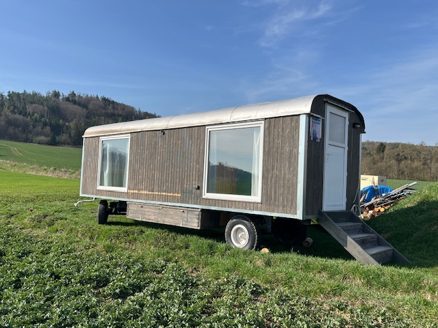 Maringotka 7 x 2,4m, světlá, hezká, čistá