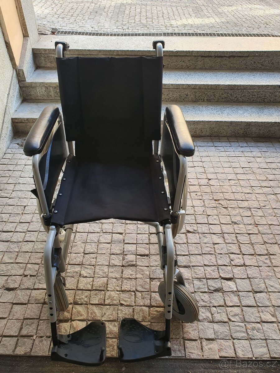 invalidní vozík, šíře sedu 45