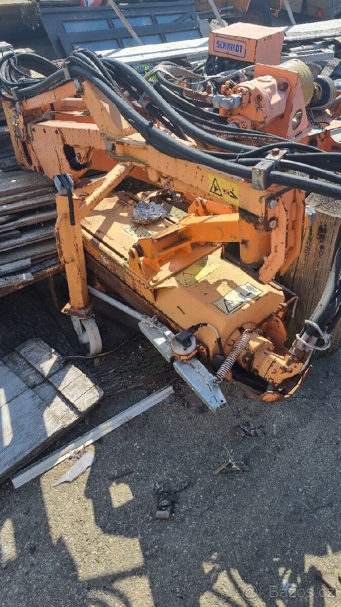 Unimog čelní podsvodidlová sekačka Schmidt