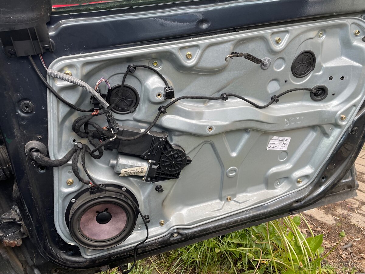 Motorek stahovačky Passat B5.5 pravý