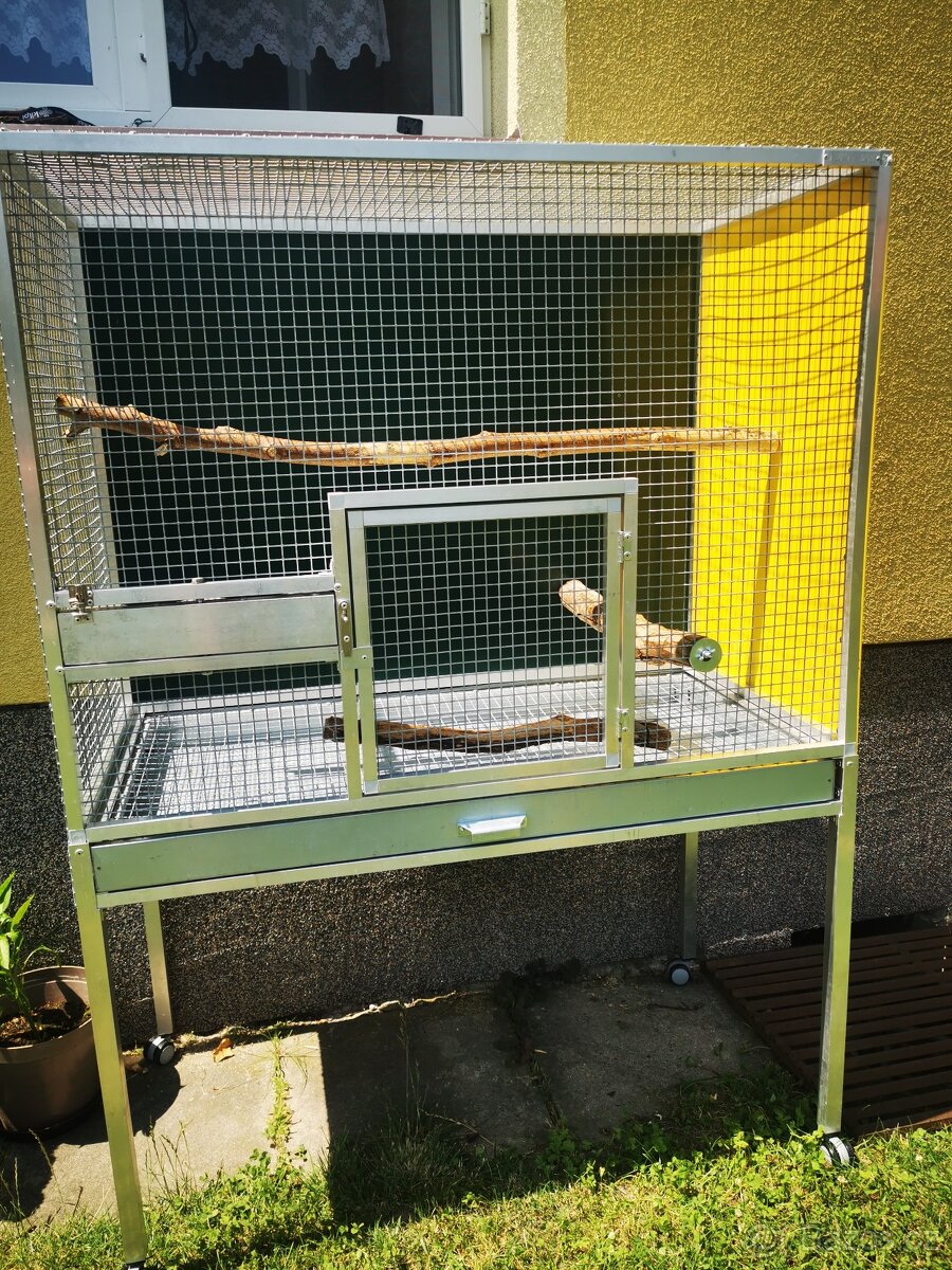 Klec pro menší a střední papoušky.