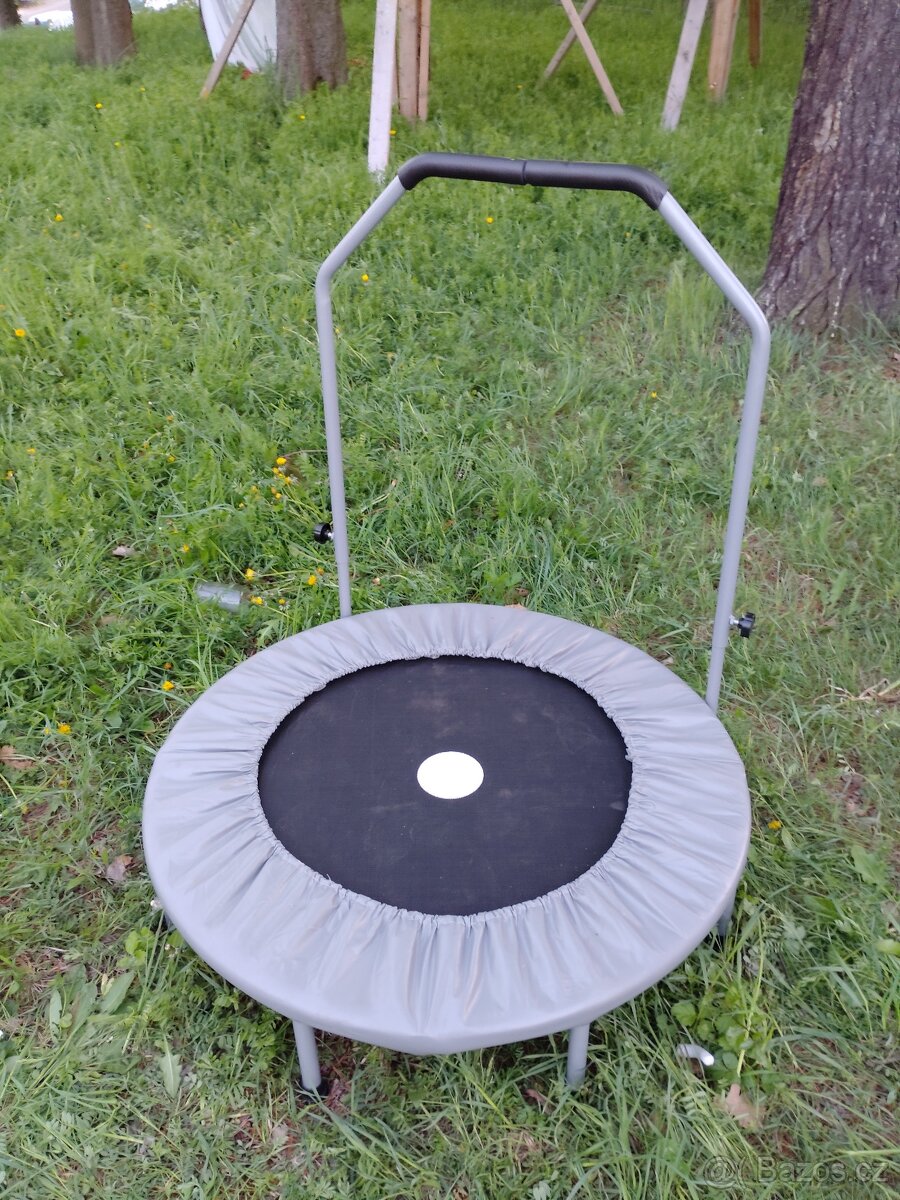Malá trampolína s madlem