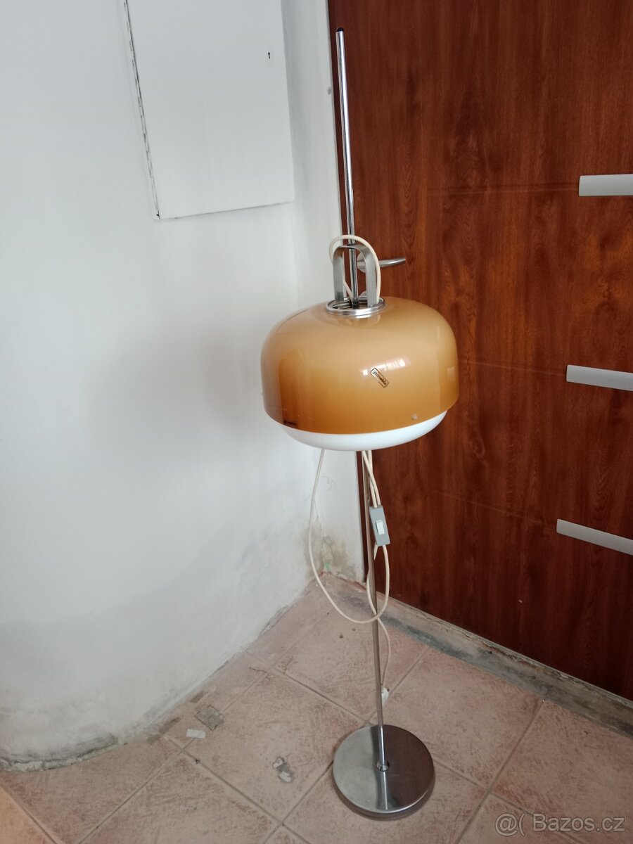Stojací lampa