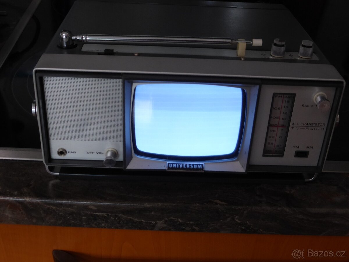 Přenosný televizor UNIVERSUM FK100R z roku 1968