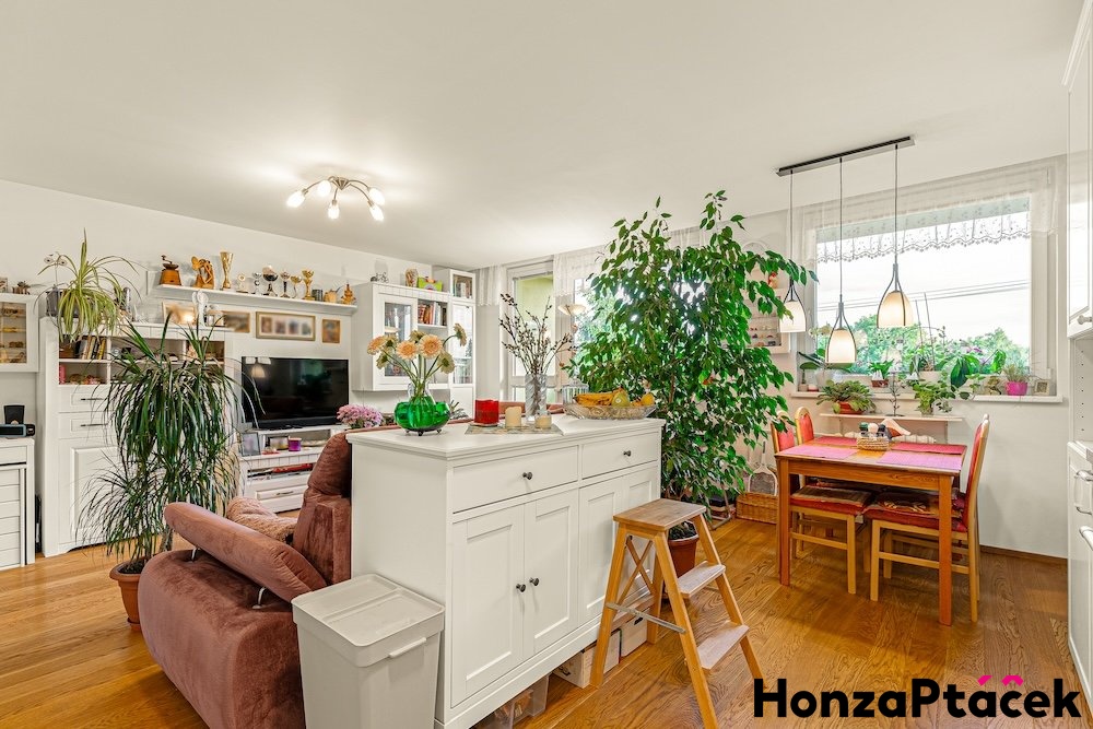 Prodej, byt 3+1 s lodžií, Třebešovská, Horní Počernice