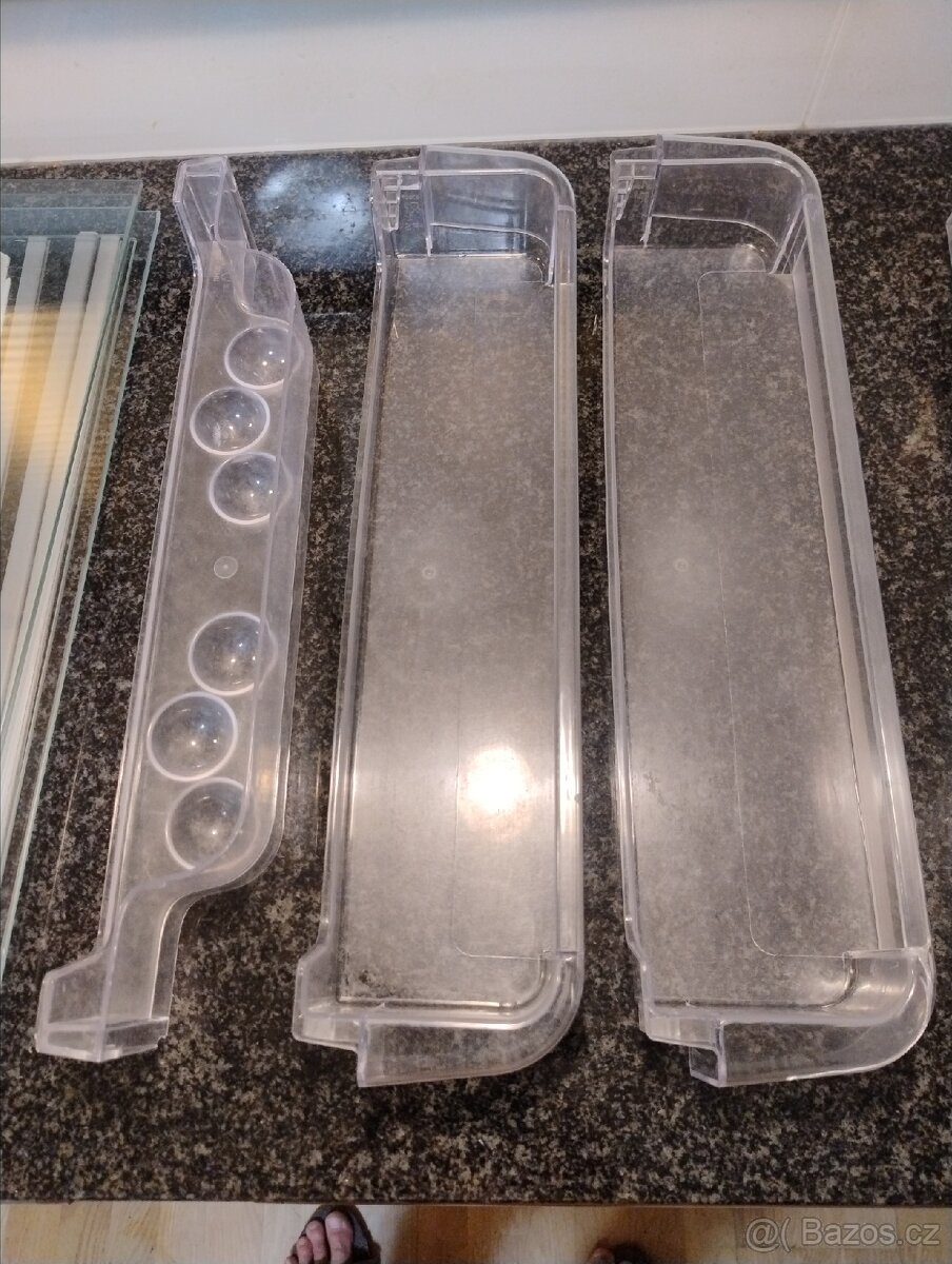 Šupliky, přihrádky a police z chladničky Whirlpool