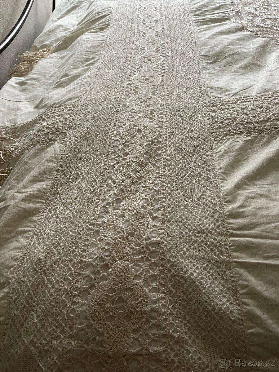 Starožitný ručně vyšívaný přehoz na postel