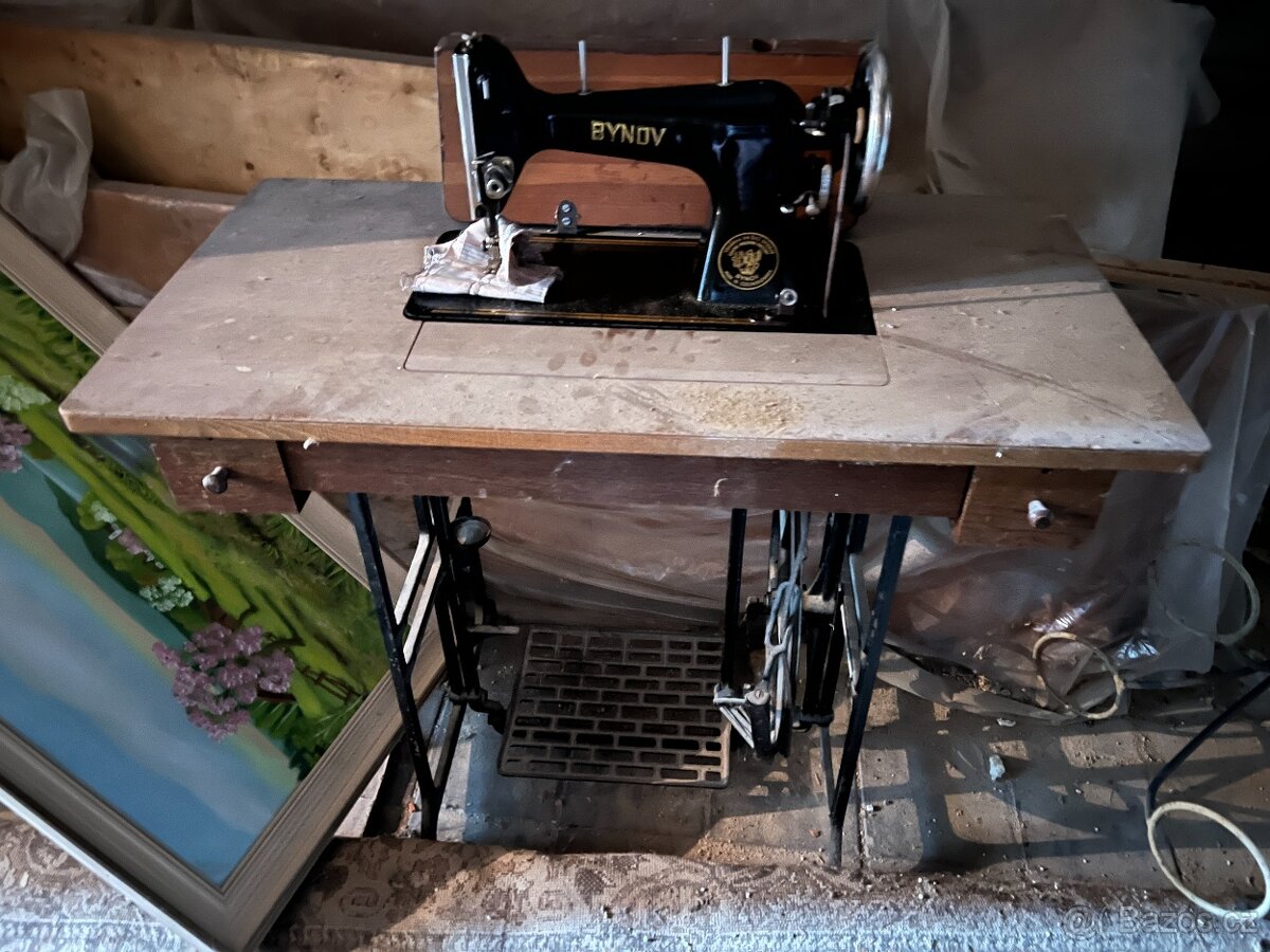 Starožitný šicí stroj BYNOV (ČSR)