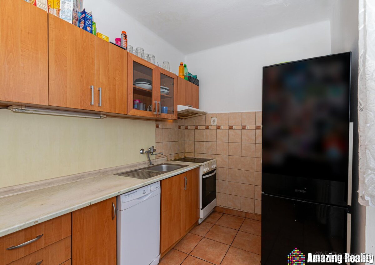 Prodej zděného bytu s garáží a balkonem, v obci Mileč