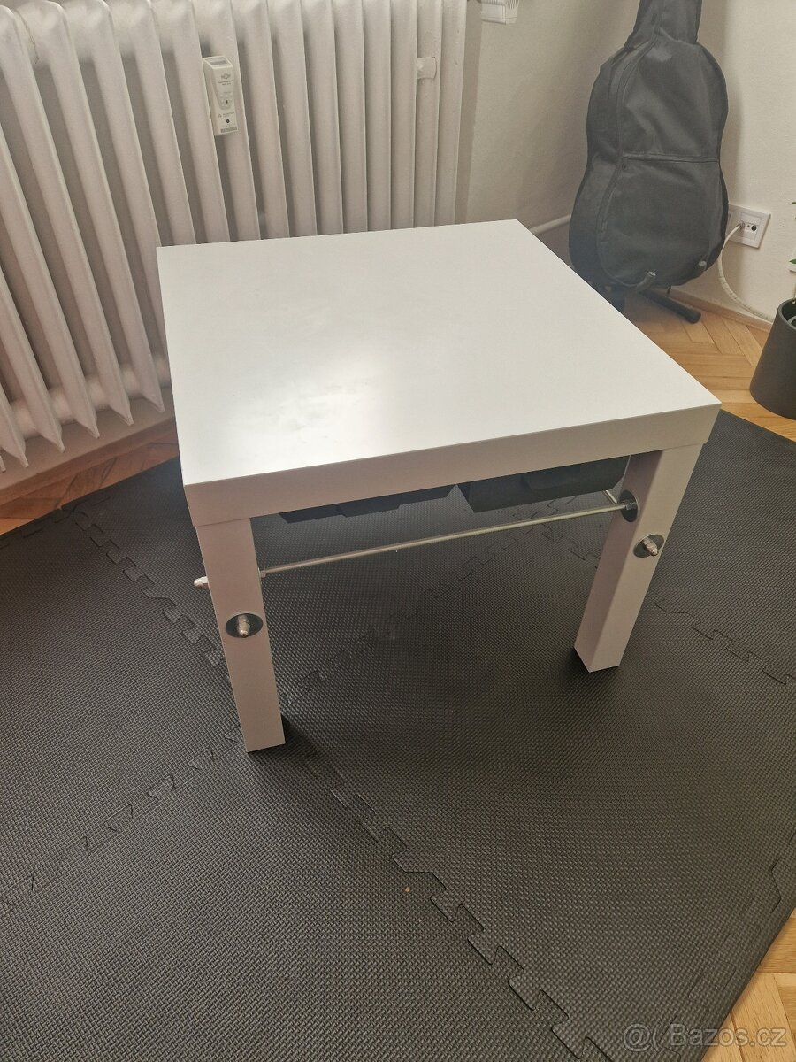 Ikea stolek Lack pod 3D tiskárnu