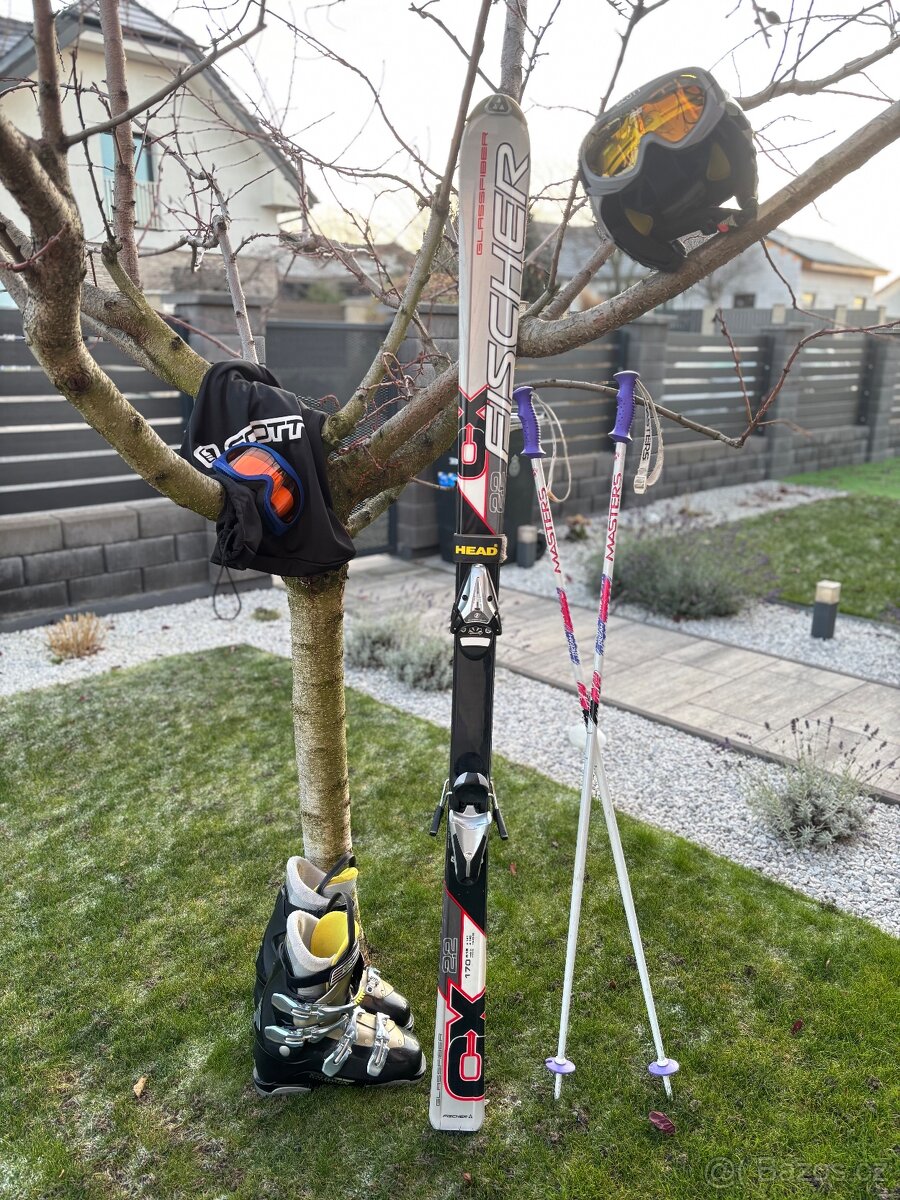 Lyže Fischer, lyžáky Salomon, hůlky, helma a brýle