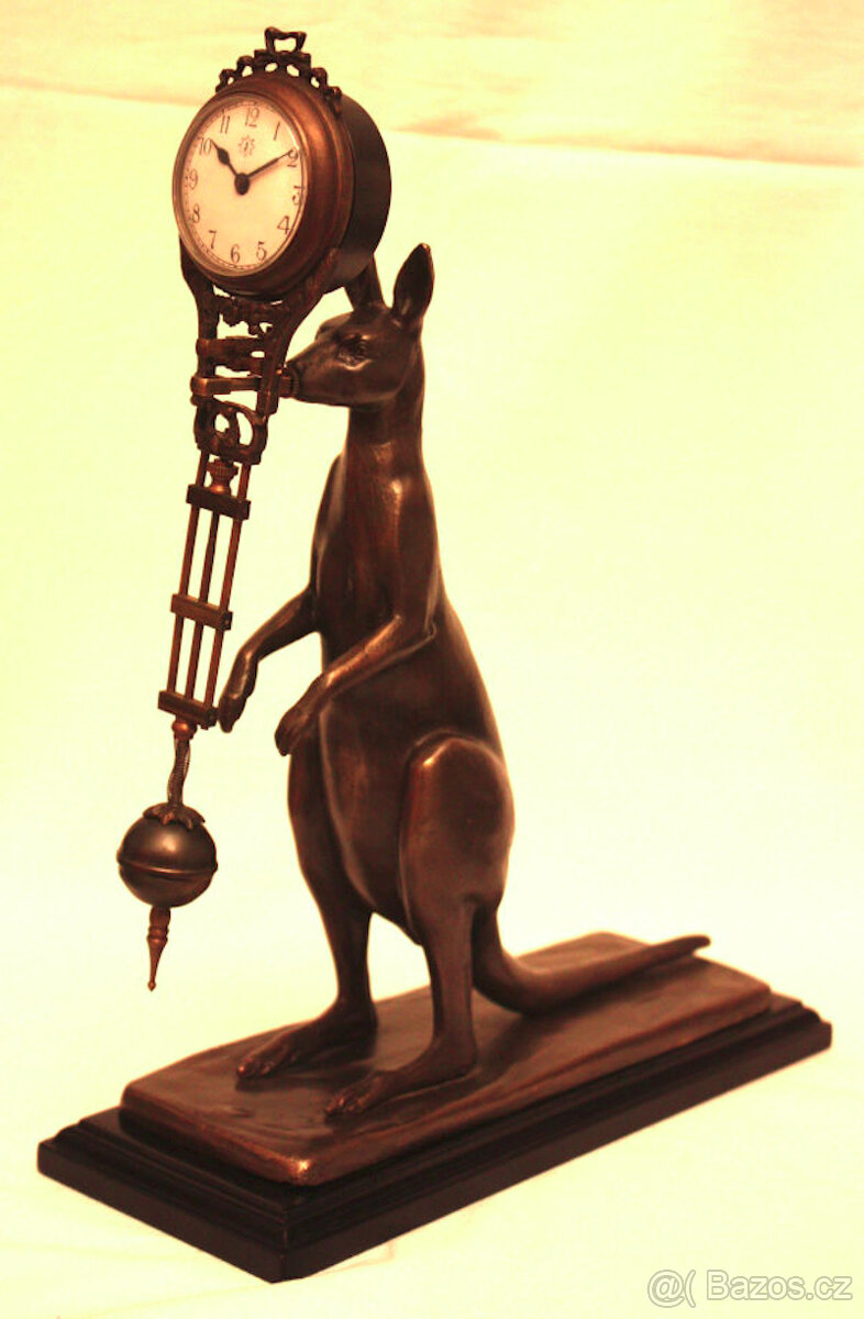 Hodiny klokan kejvačky kývací kejvací mysteriozní socha sošk