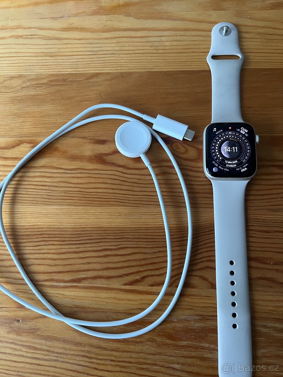 Apple Watch SE 2 (GPS) 44 mm bílé barvě