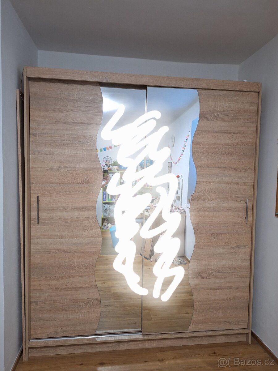 Šatní skříň zánovní