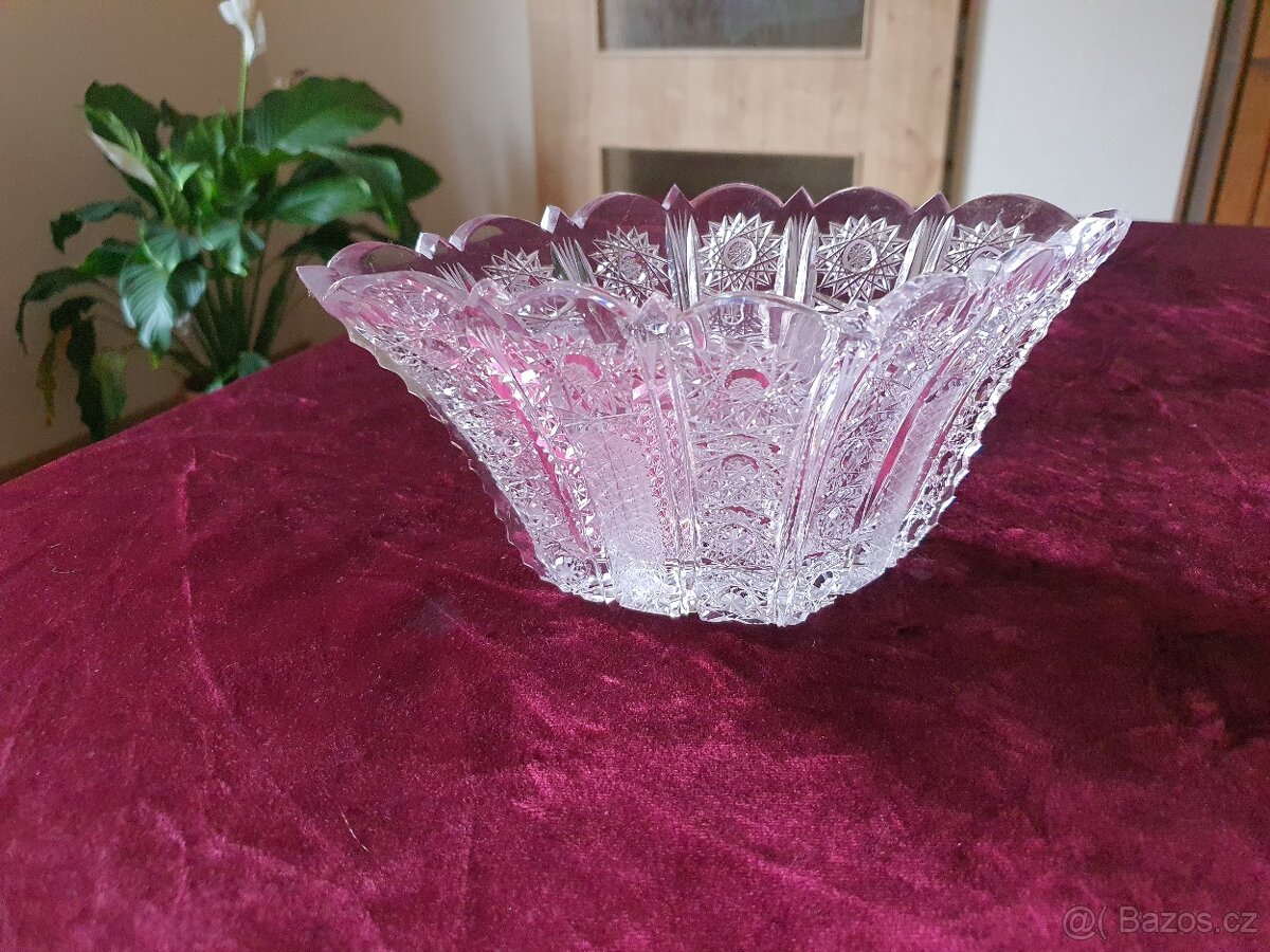 Broušená skleněná mísa