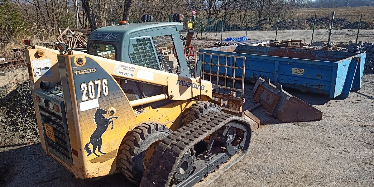 Smykem řízený nakladač Mustang 2076
