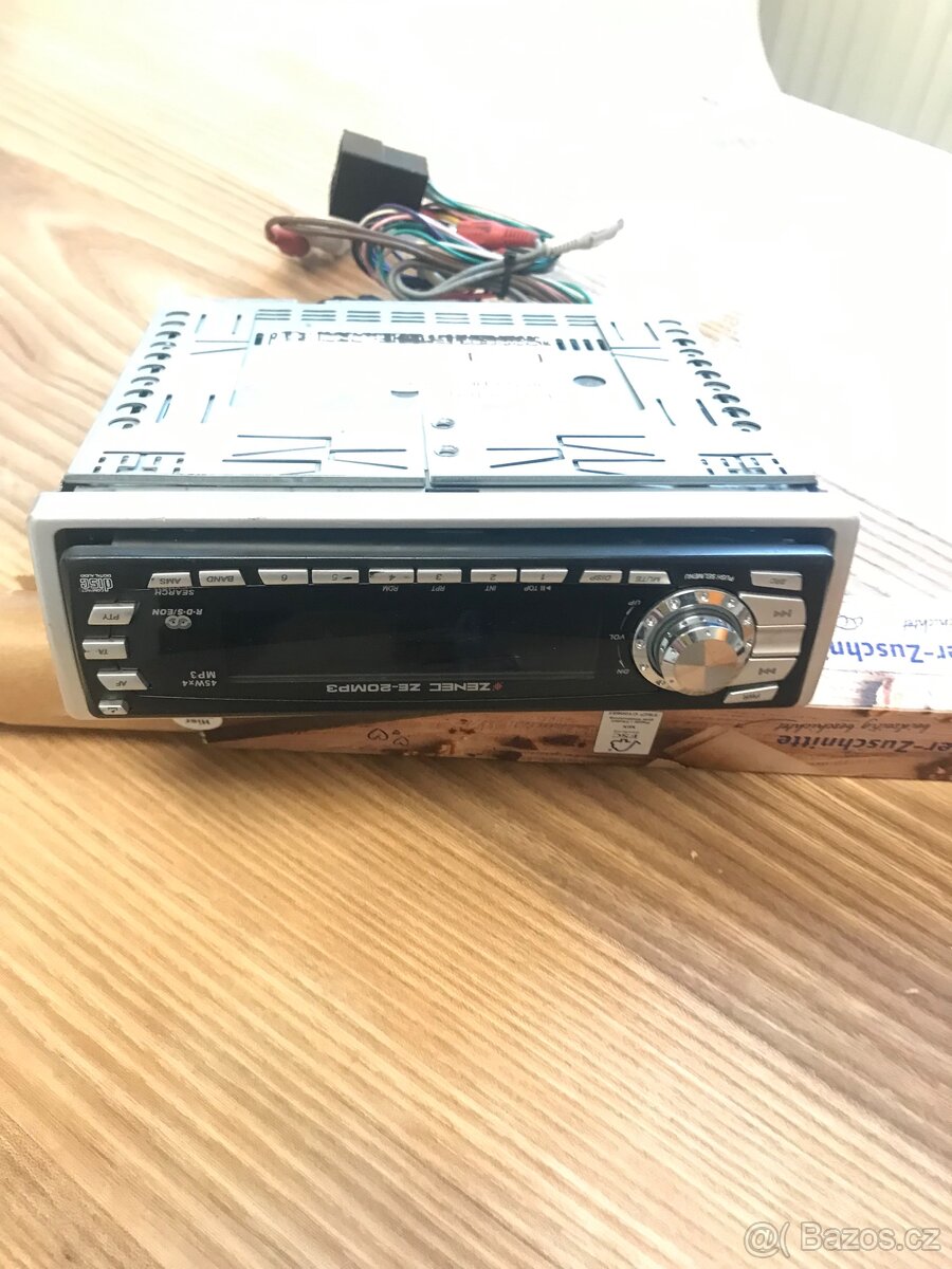 Autoradio s CD přehrávačem