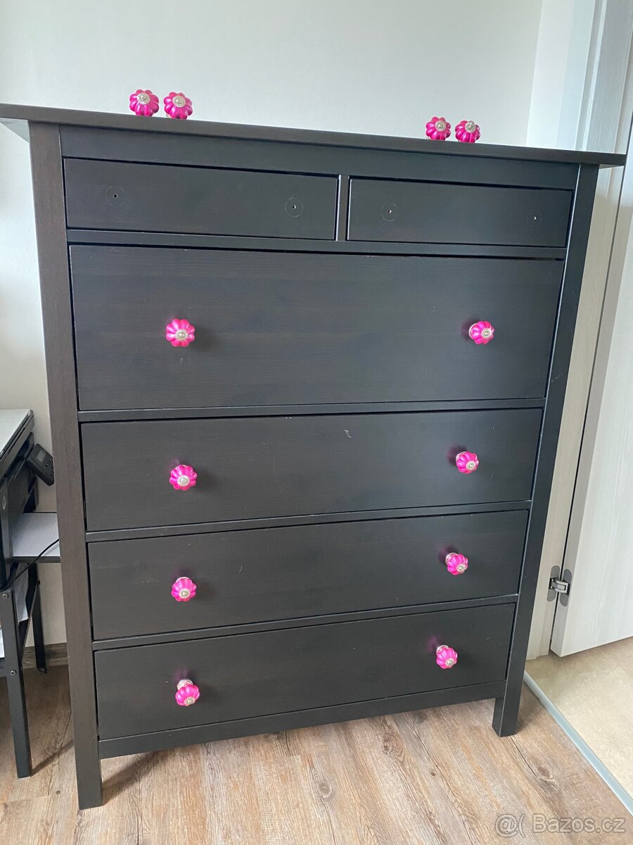 Dřevěná komoda Hemnes IKEA