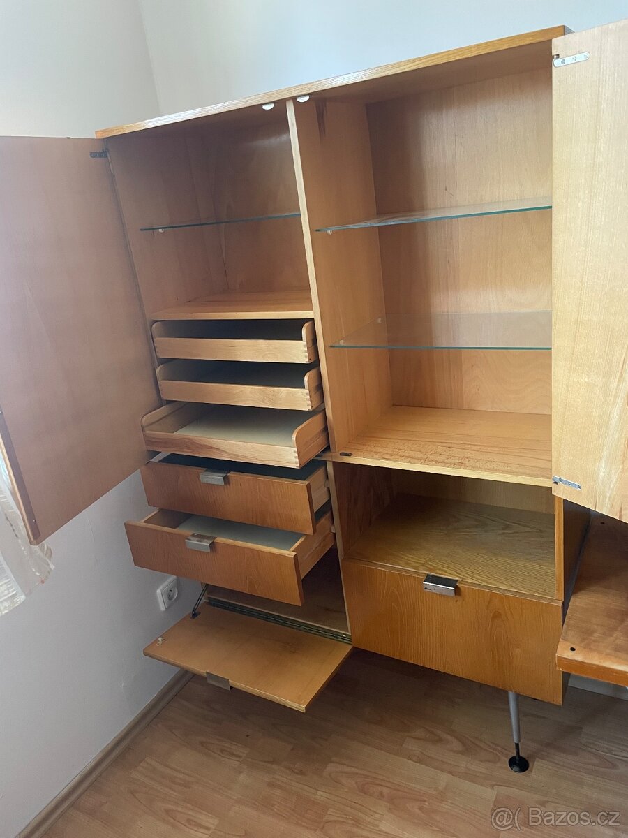 Skříně šatní,knihovna,konferenční stolek