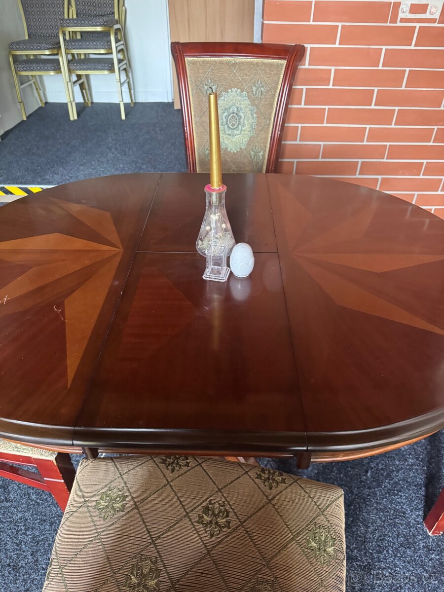Sleva 20%Luxusní jídelní set – stůl a 4 čalouněné židle