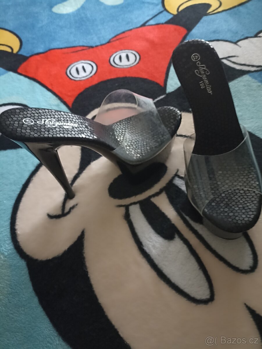 Boty dámské úplně nového malé jednu na sebe