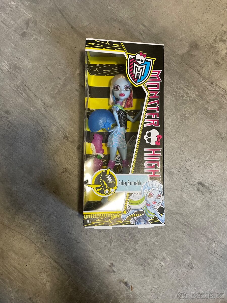 2012 MONSTER HIGH SKULTIMATE ROLLER