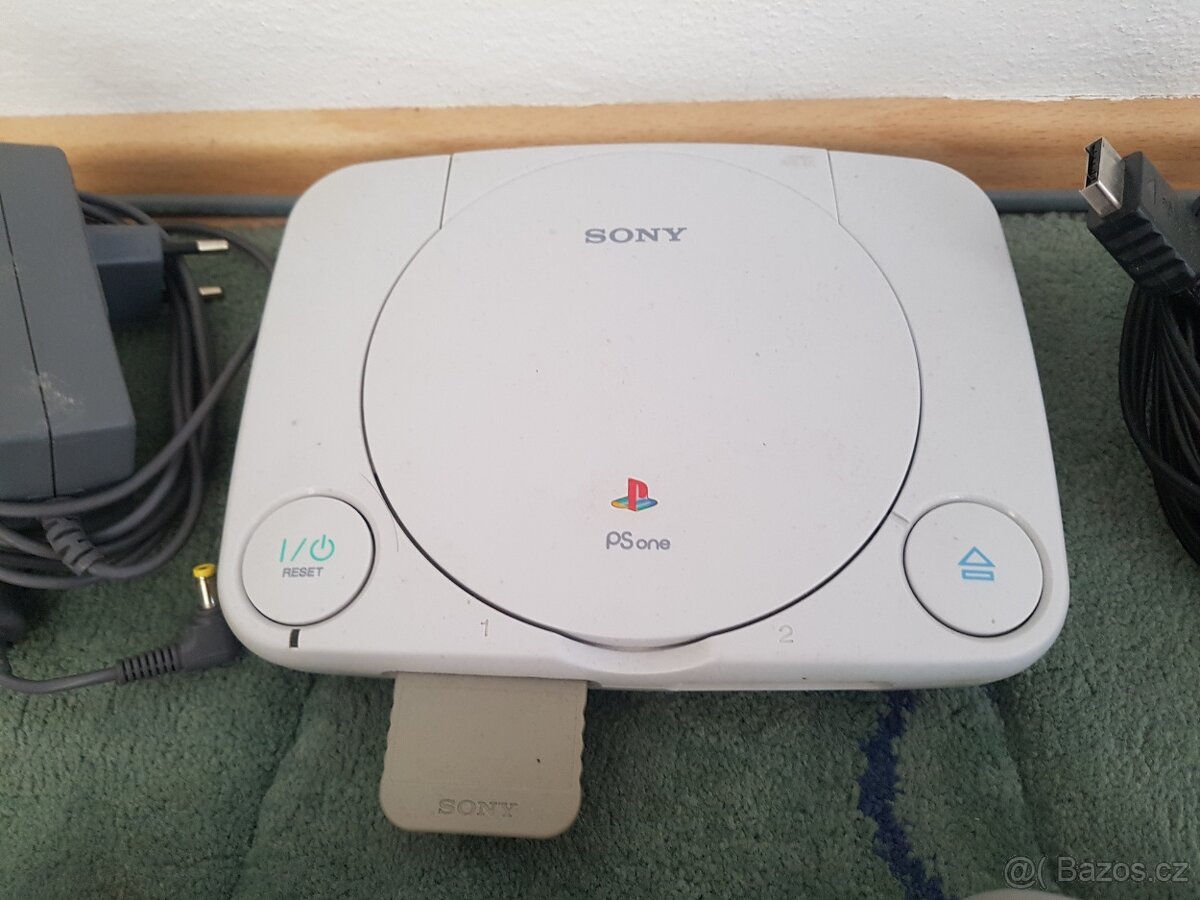 Playstation 1 Slim + 2 ovladače, paměťová karta 1MB, hry