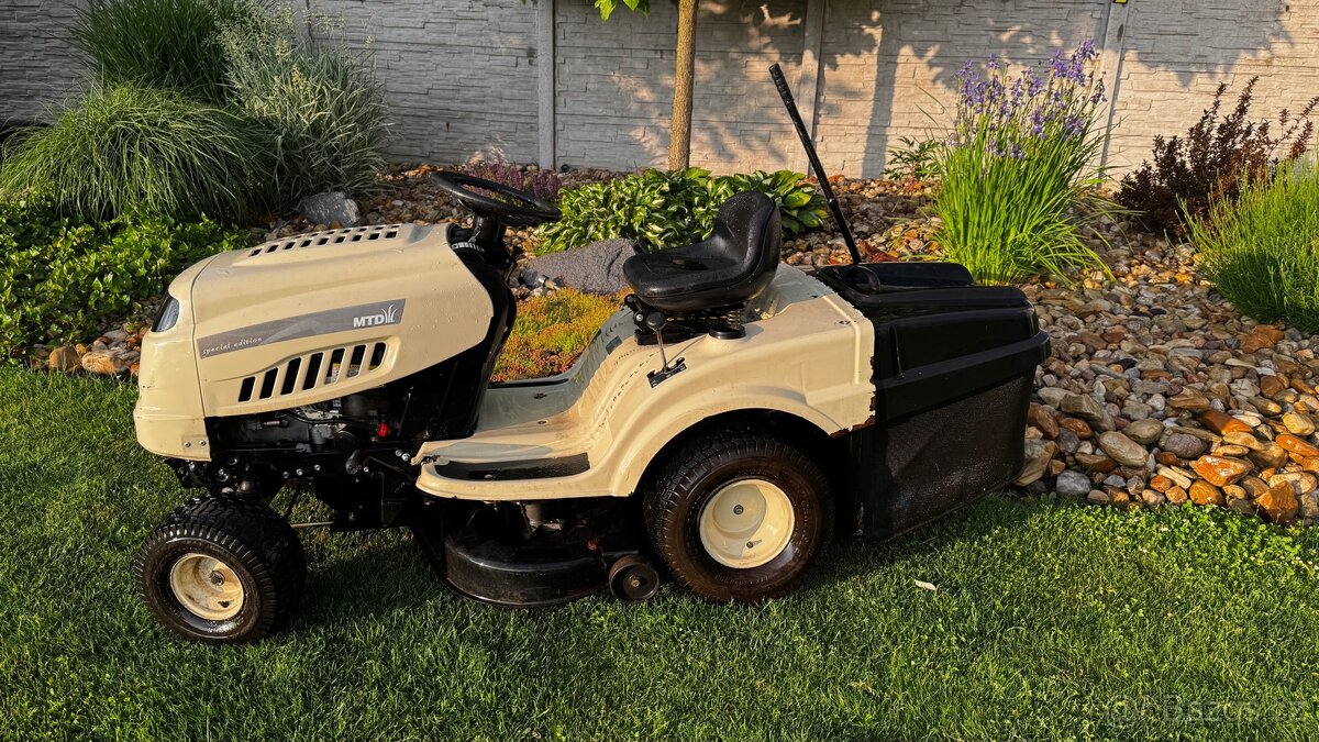 Zahradní traktor, traktůrek, sekačka MTD14HP