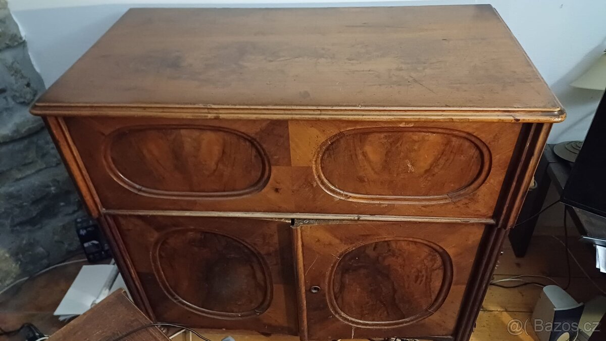 Drevena komoda oteviraci i shora