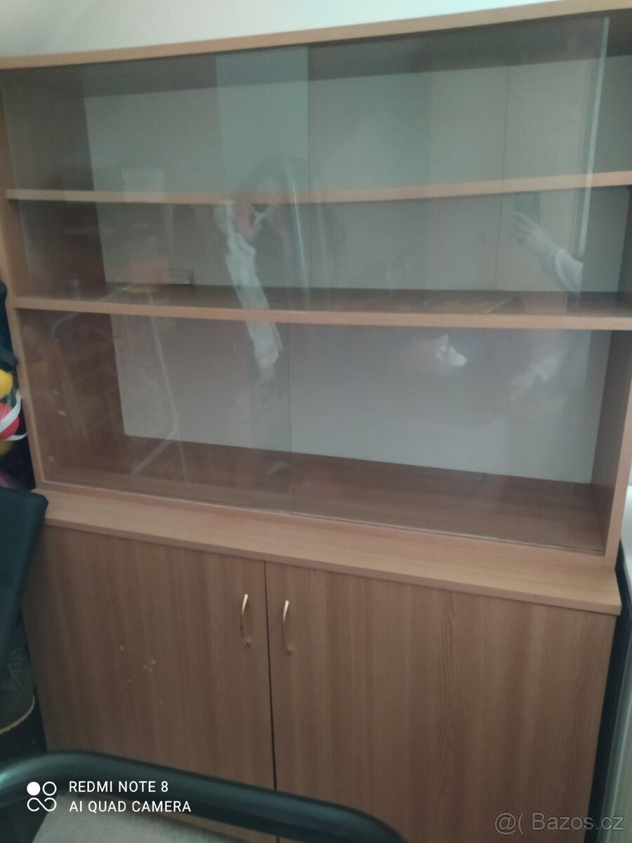 Komoda s knihovnou