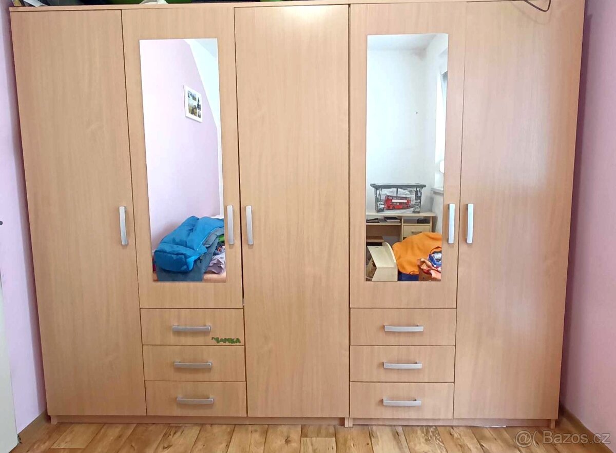Šatní skříň