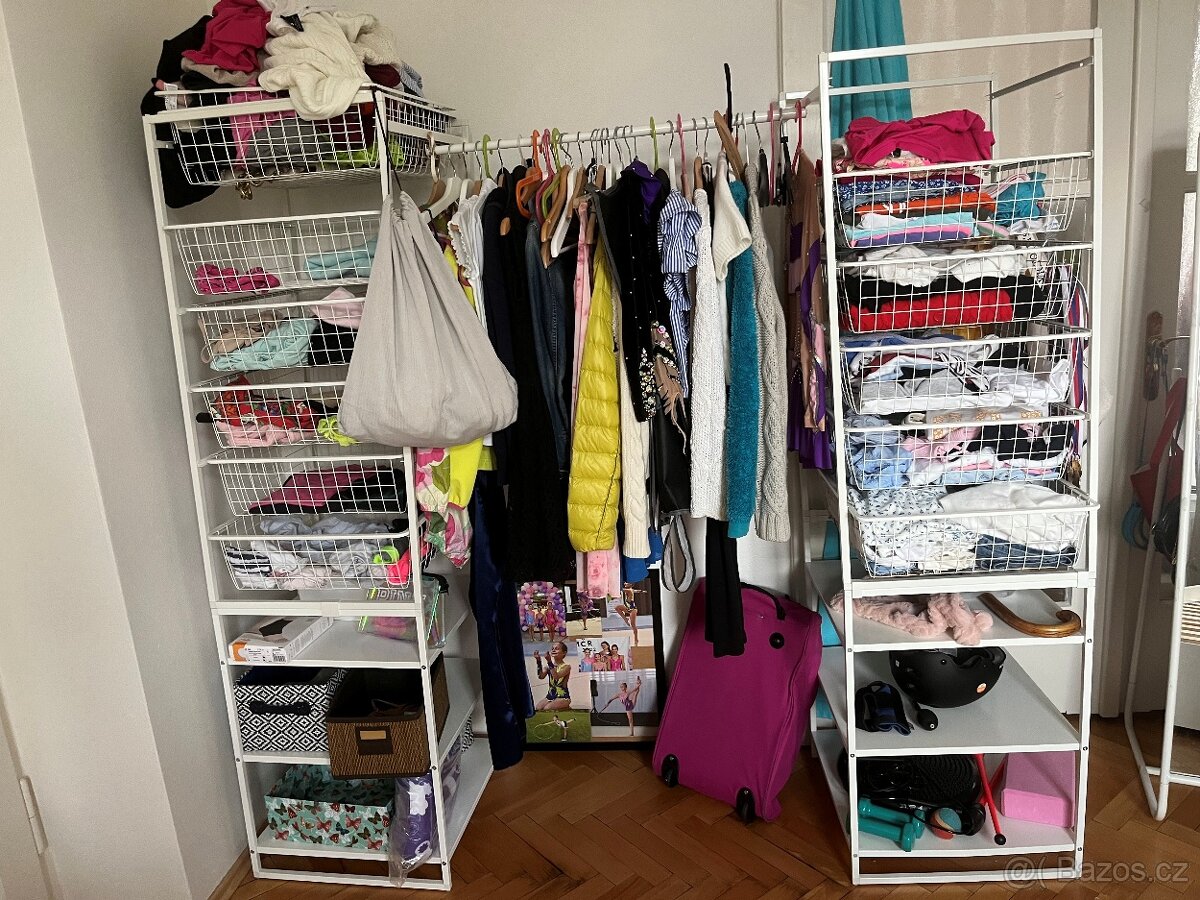 Kovový otevřený šatní systém – 2 sloupce s koši + tyč na ram