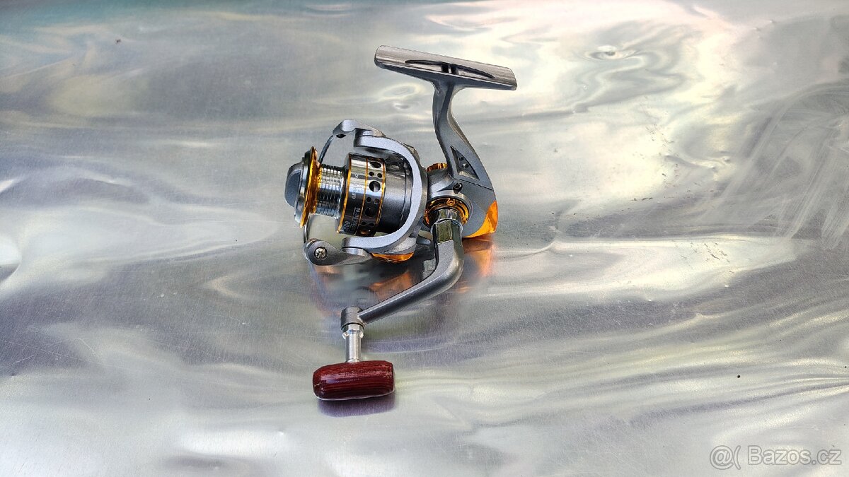 Rybářský naviják 3000 – stříbrno-zlatý s dřevěnou rukojetí