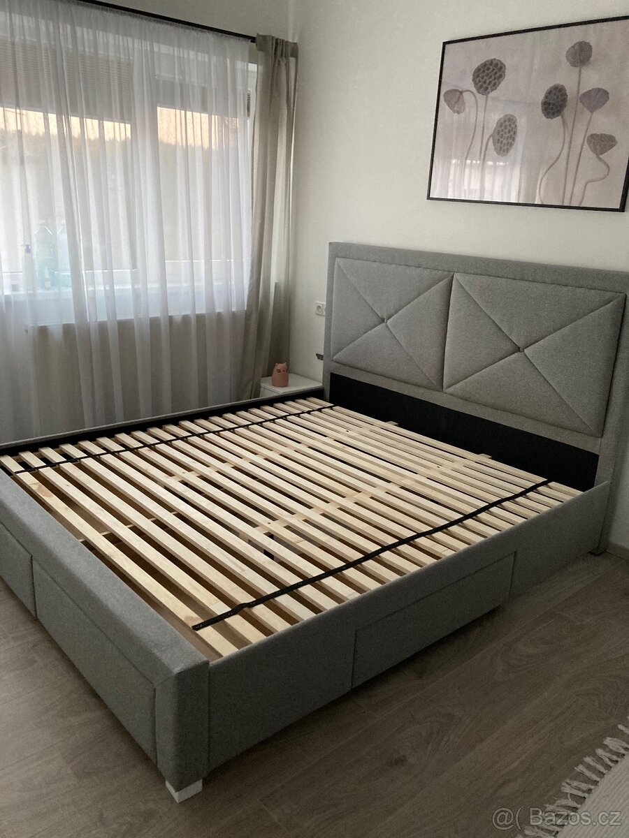 Čalouněná postel se šuplíky