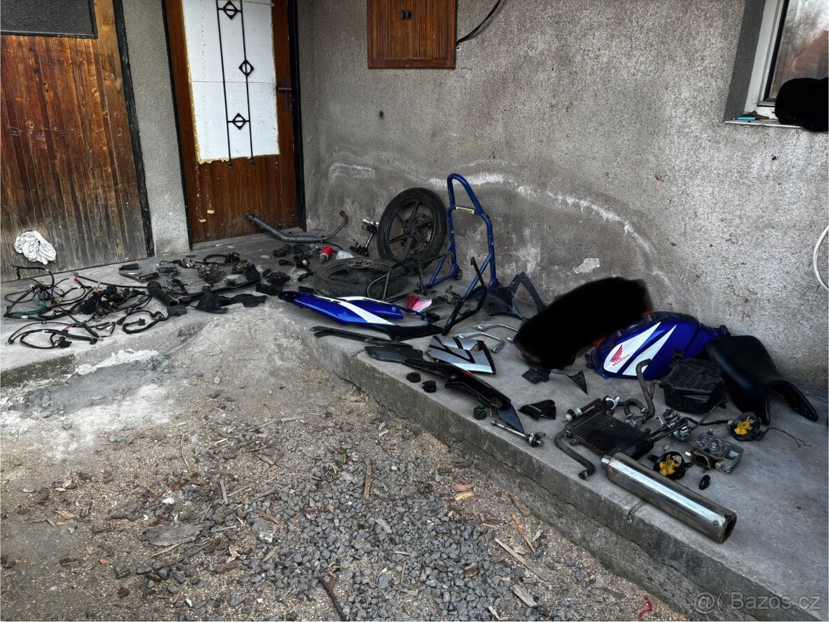Honda cbr125r díly z motorky