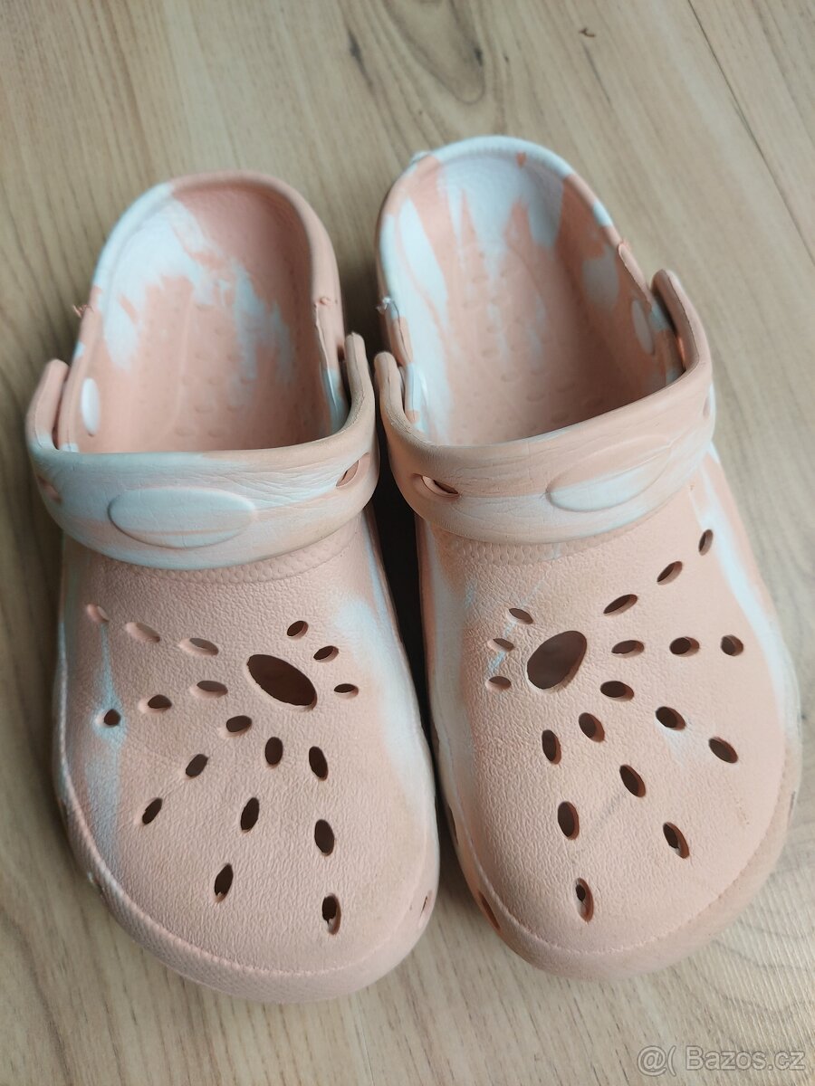 Gumové pantofle typu "kroksy" crocs 32