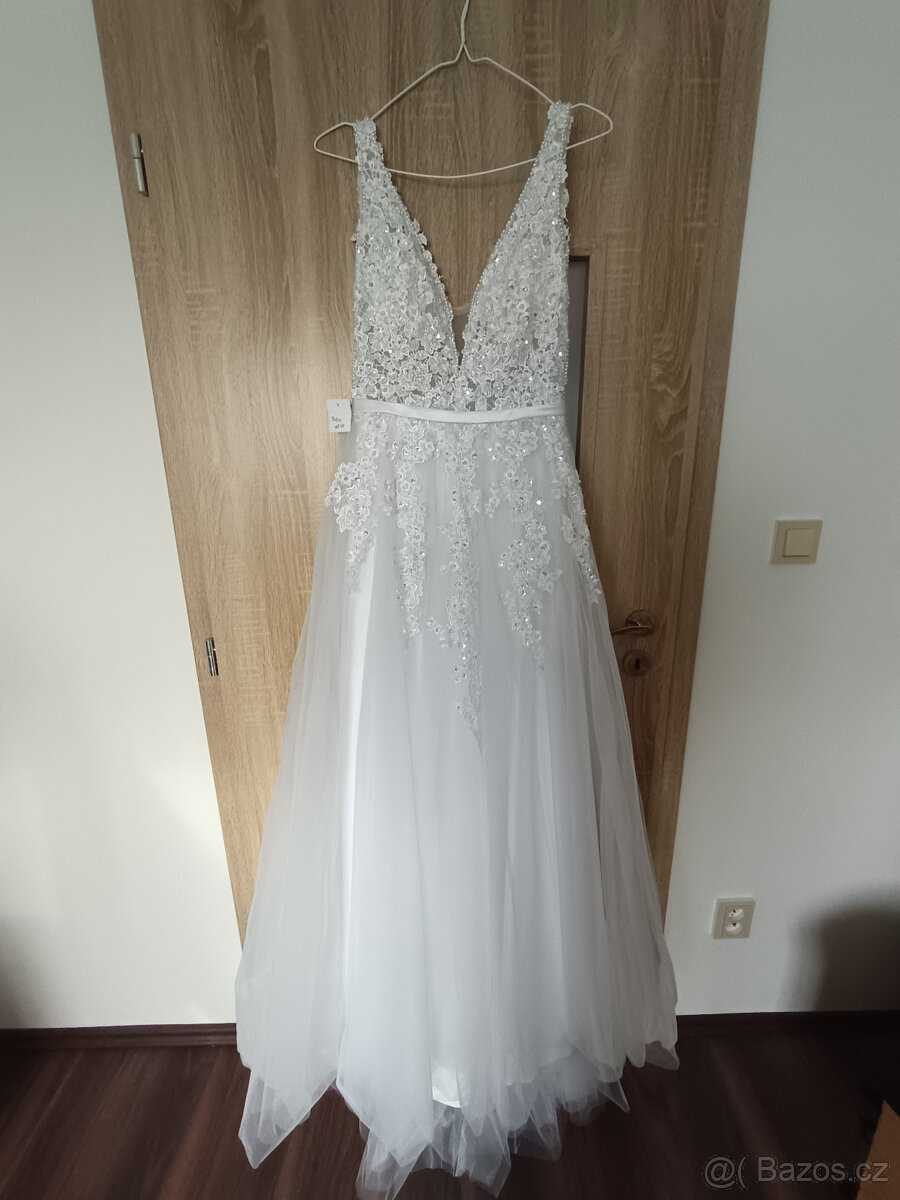 Boho šaty s třpytivou krajkou a perličkami nové