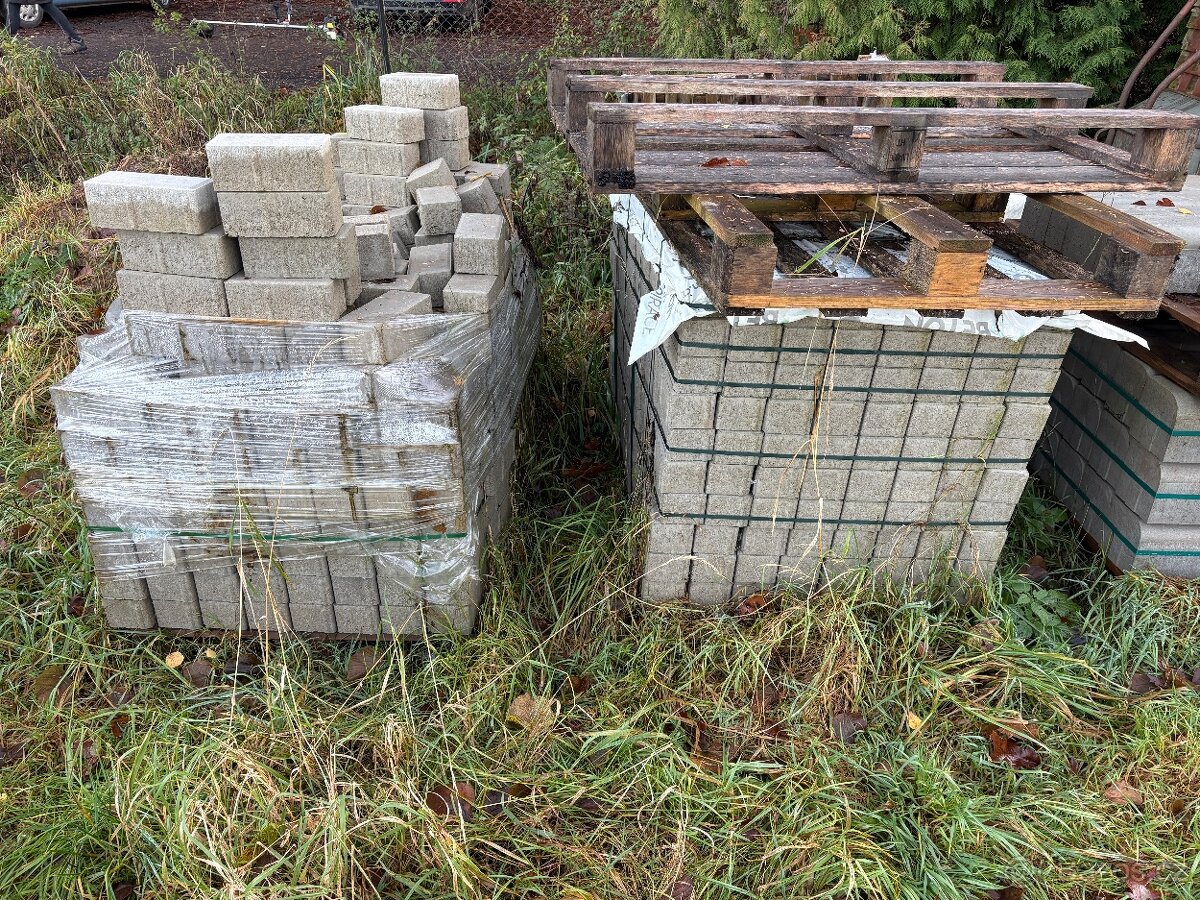 Prodám zámkovou dlažbu + obrubníky