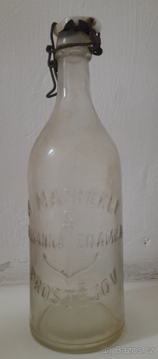 láhev s nápisem