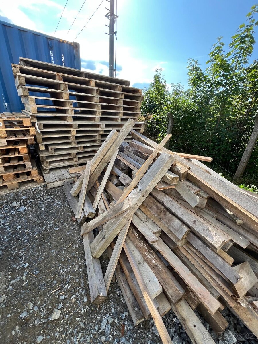 palety a dřevo